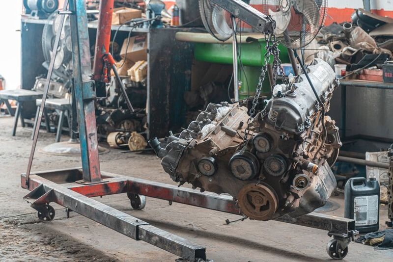 Macara de atelier (girafă) și palan electric: ridicarea motoarelor